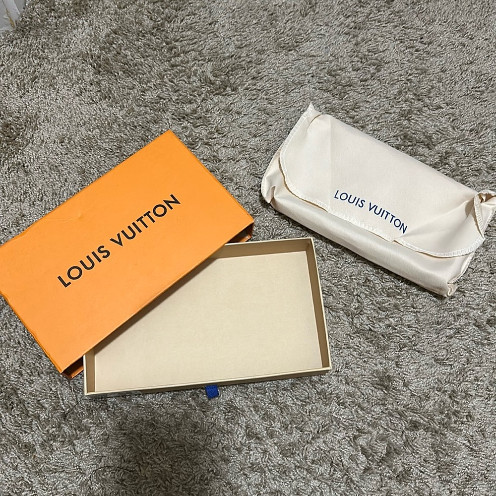Louis Vuitton damier box an dust bag